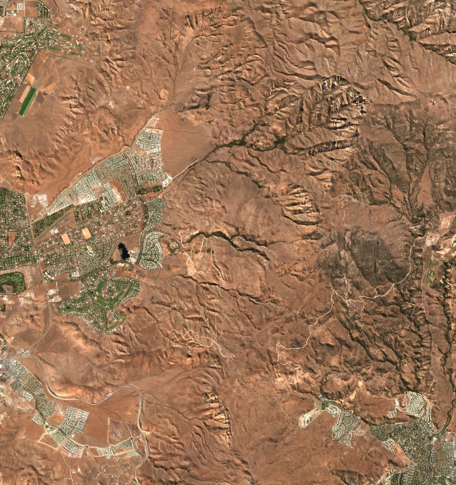 Cerros entre Lo Barnechea y Colina en abril de 2023 y en abril de 2024, después del incendio de enero; en 2024 una gran mancha oscura con contorno amarillo al oriente de Chicureo, y círculos celestes en los puntos donde el drenaje entra a Chicureo y La Dehesa.