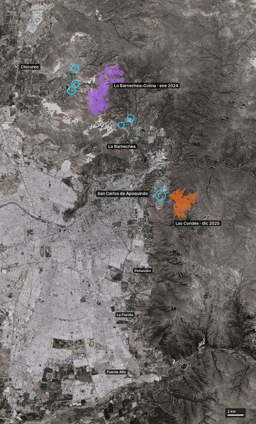 Mapa del oriente de Santiago desde Chicureo hasta Puente Alto. En morado, la cicatriz del incendio de enero de 2024 entre Lo Barnechea y Colina; en naranjo, la de diciembre de 2025 en Las Condes. Círculos celestes marcan donde el drenaje de cada cicatriz entra a zona urbana.